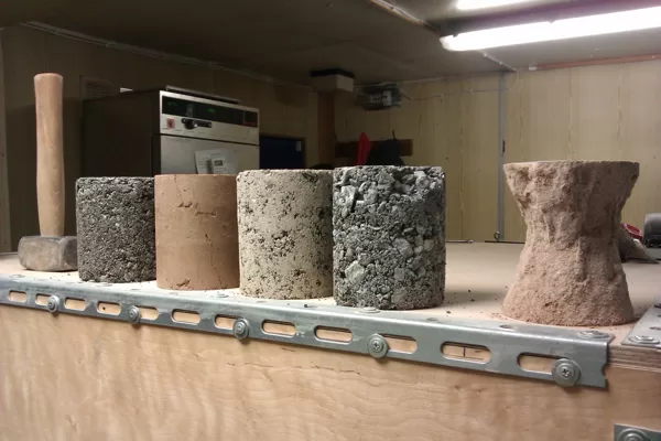 Ar cementu saistītu paraugu sērijas